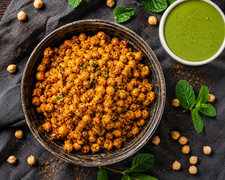 Garbanzos crujientes Bharat con dip de menta y limón